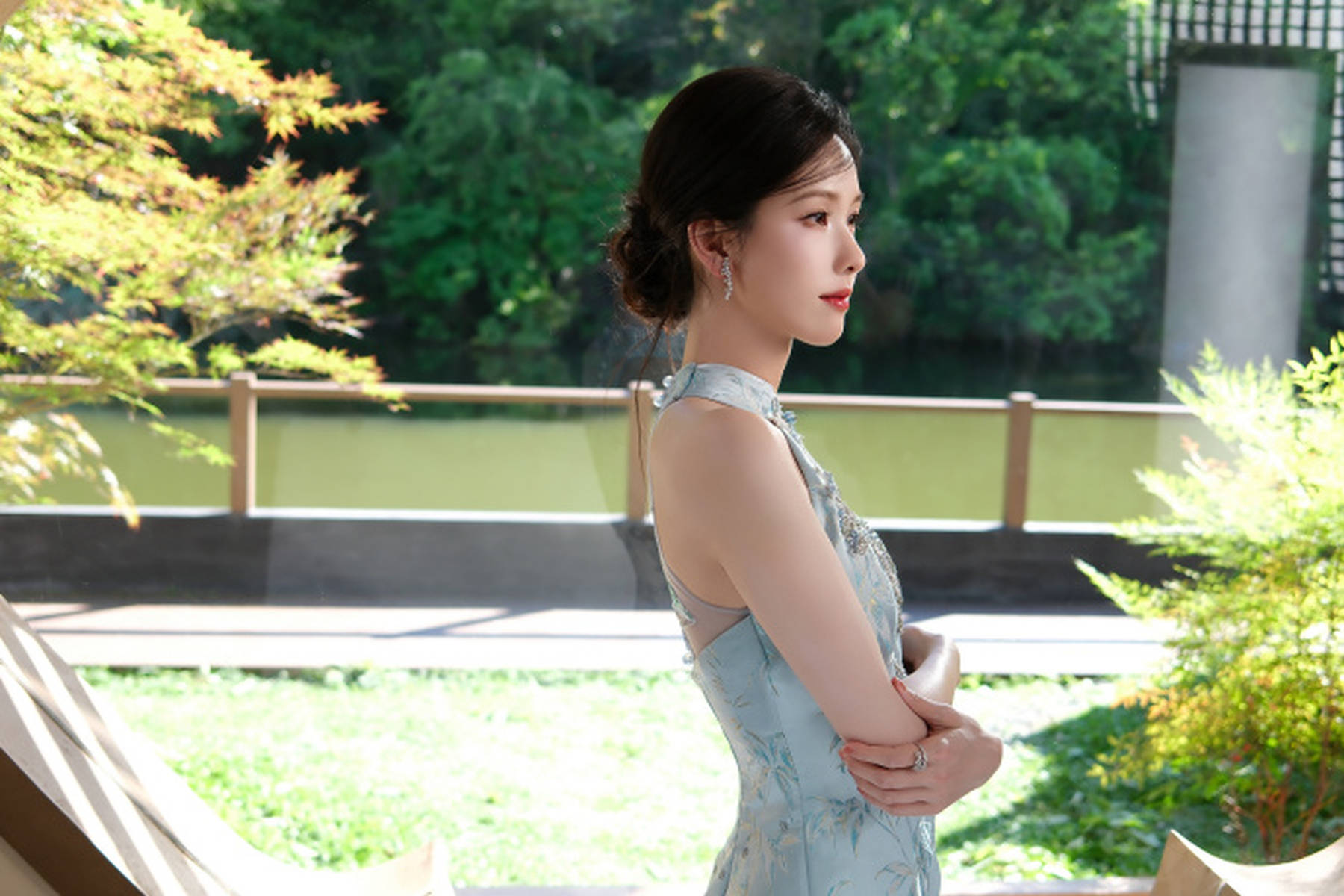 陈都灵穿浅蓝色新中式旗袍 清冷温婉尽显东方韵味