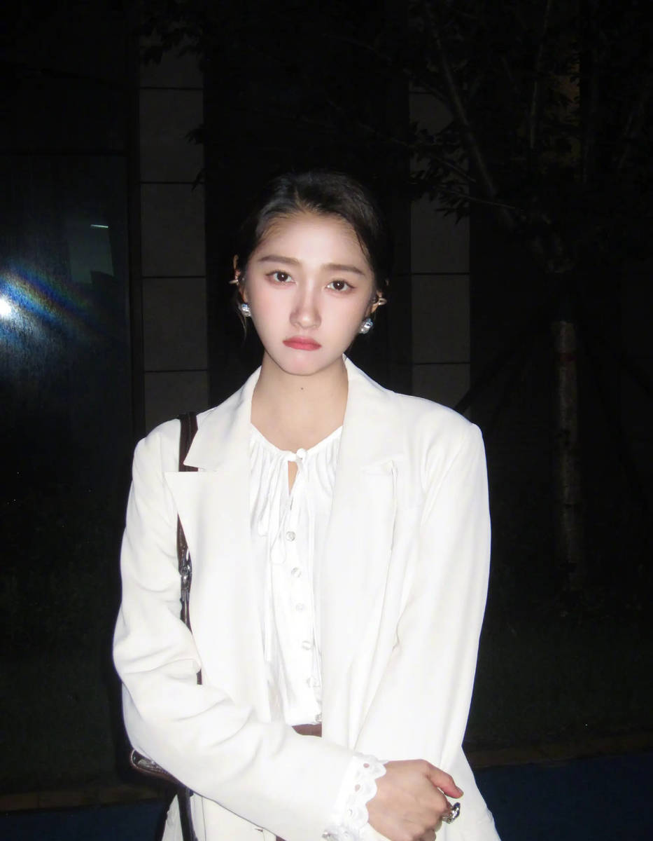 关晓彤更新营业美照！化身职场美人气质在线