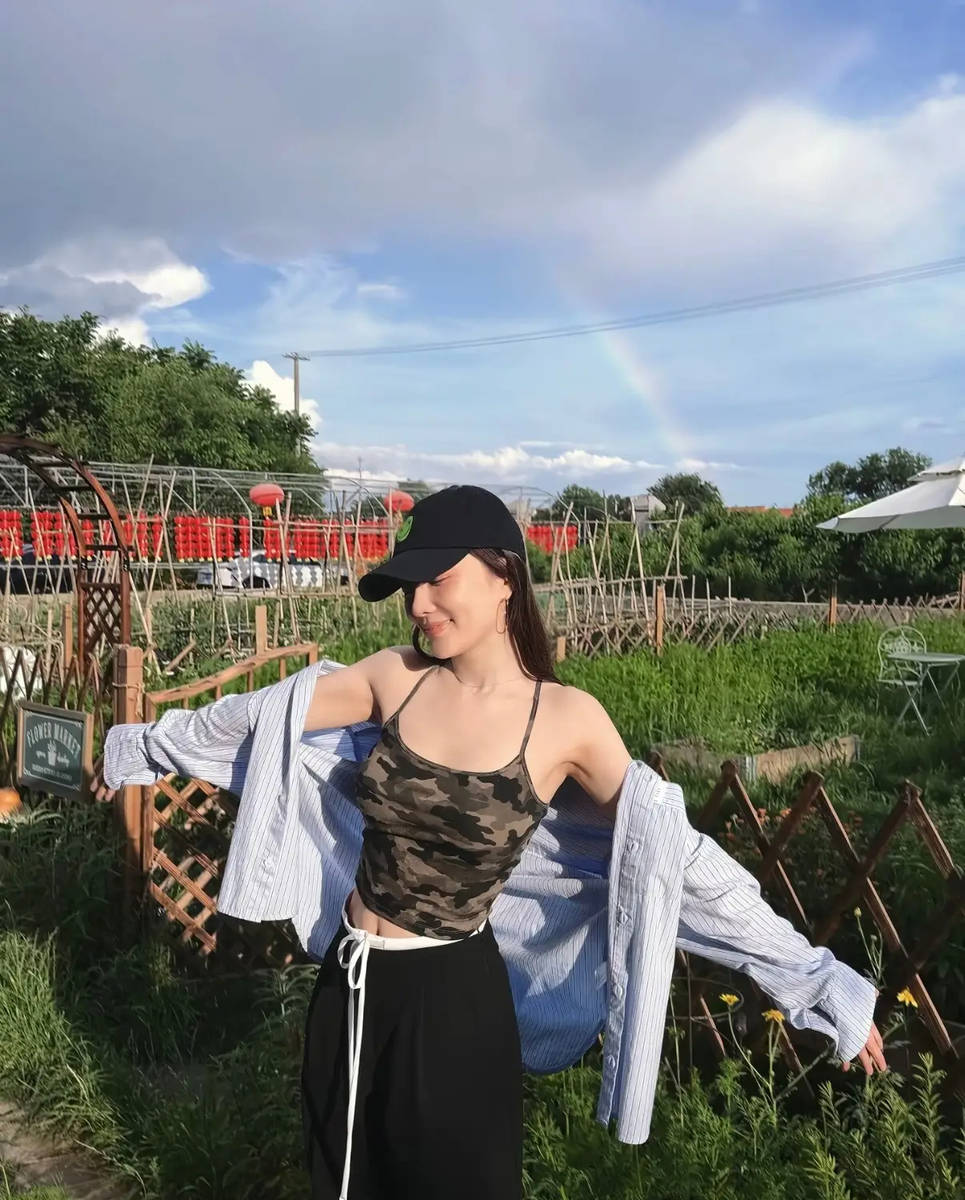 李小璐甜美比心自在随性 穿迷彩吊带衫身材火辣