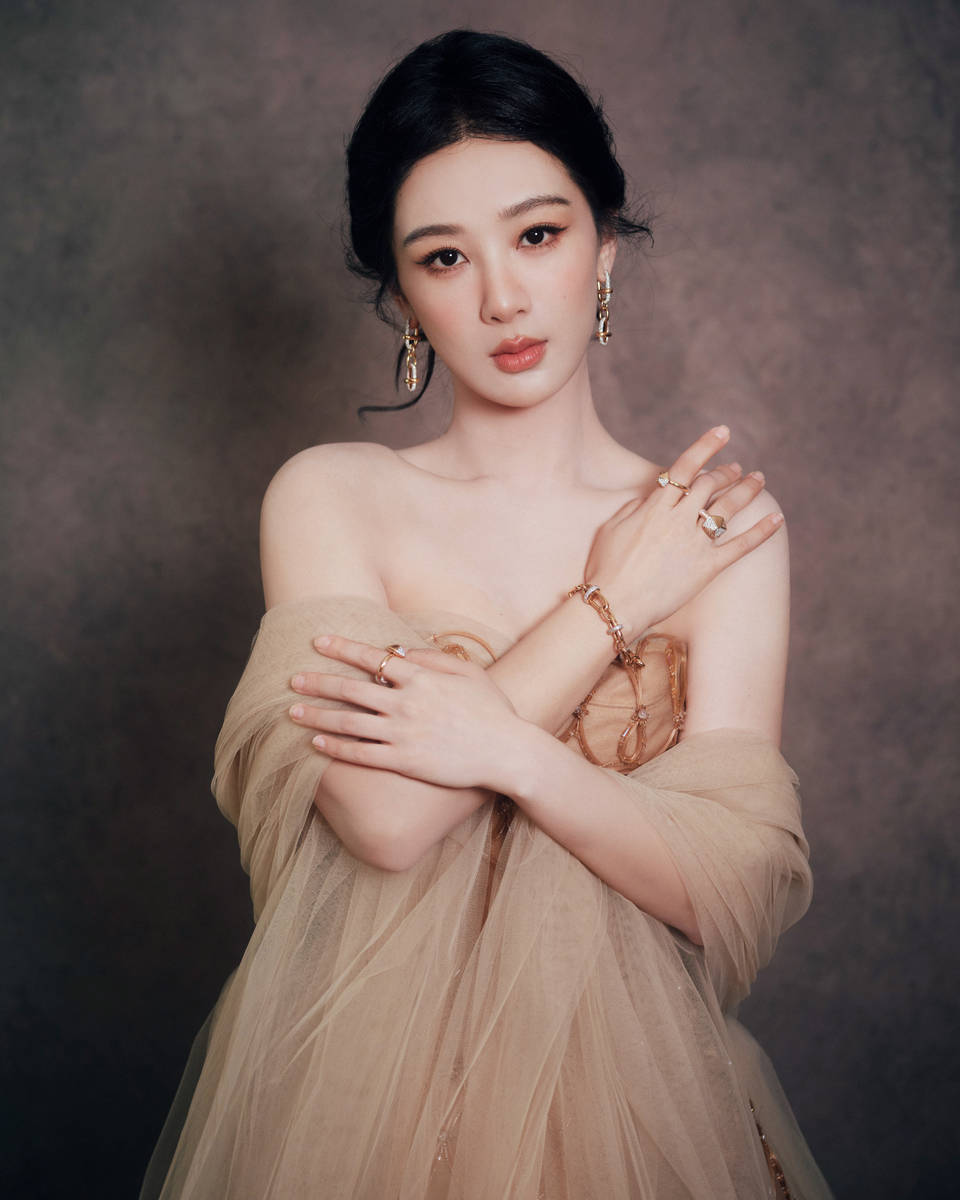 杨紫穿闪钻礼裙光彩照人 盘发造型优雅温婉气质佳