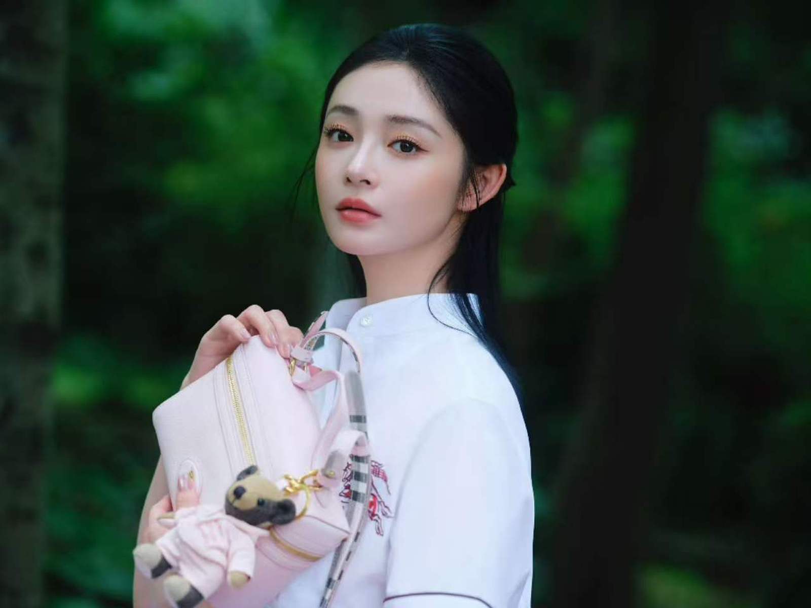 周洁琼穿白连衣裙置身林间 清新灵动充满少女气息