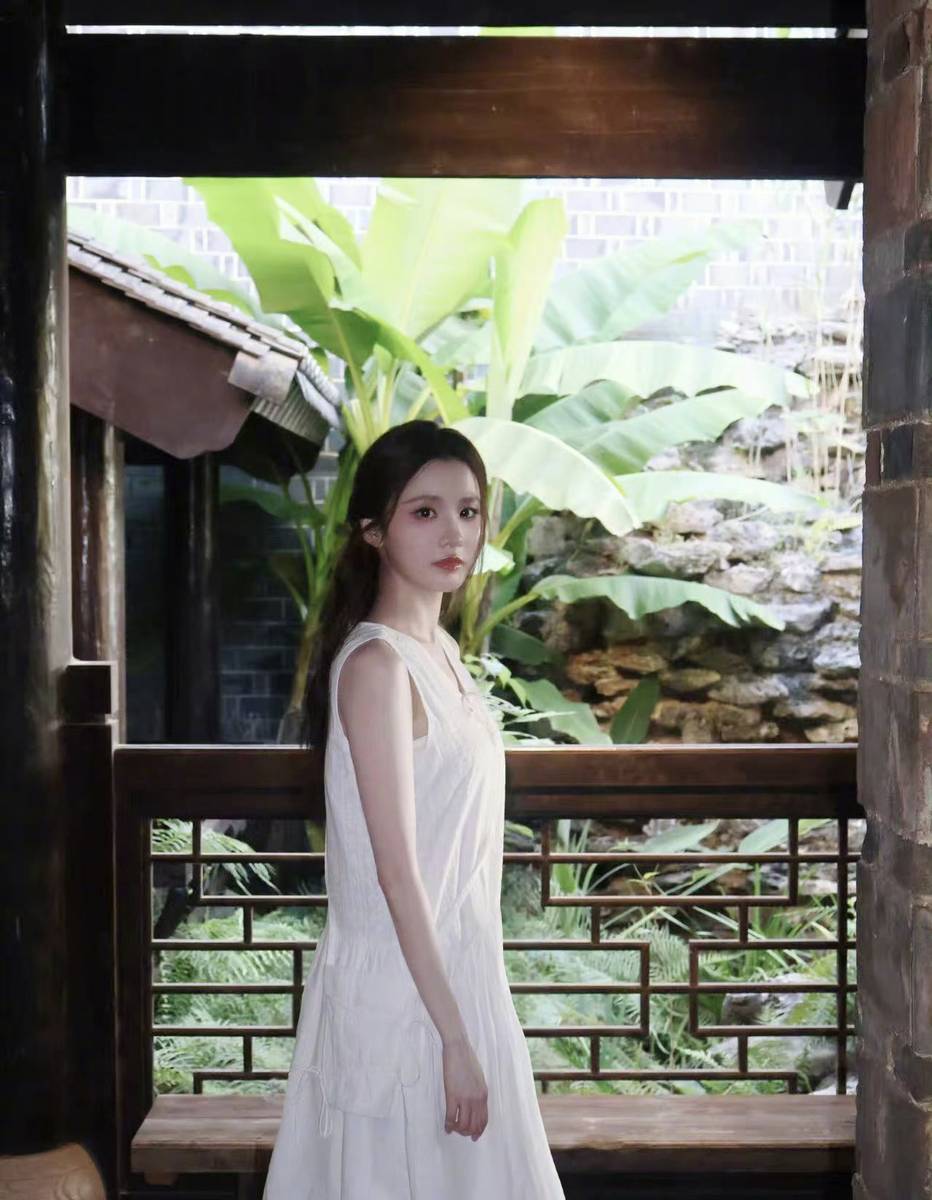 张慧雯穿白色长裙置身古院 清雅温婉宛如白月光