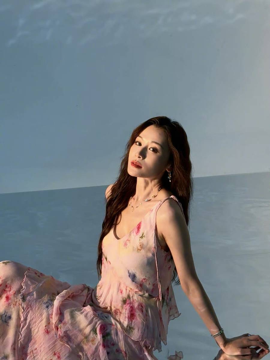 叶一茜穿粉色碎花吊带长裙 柔婉慵懒氛围感十足