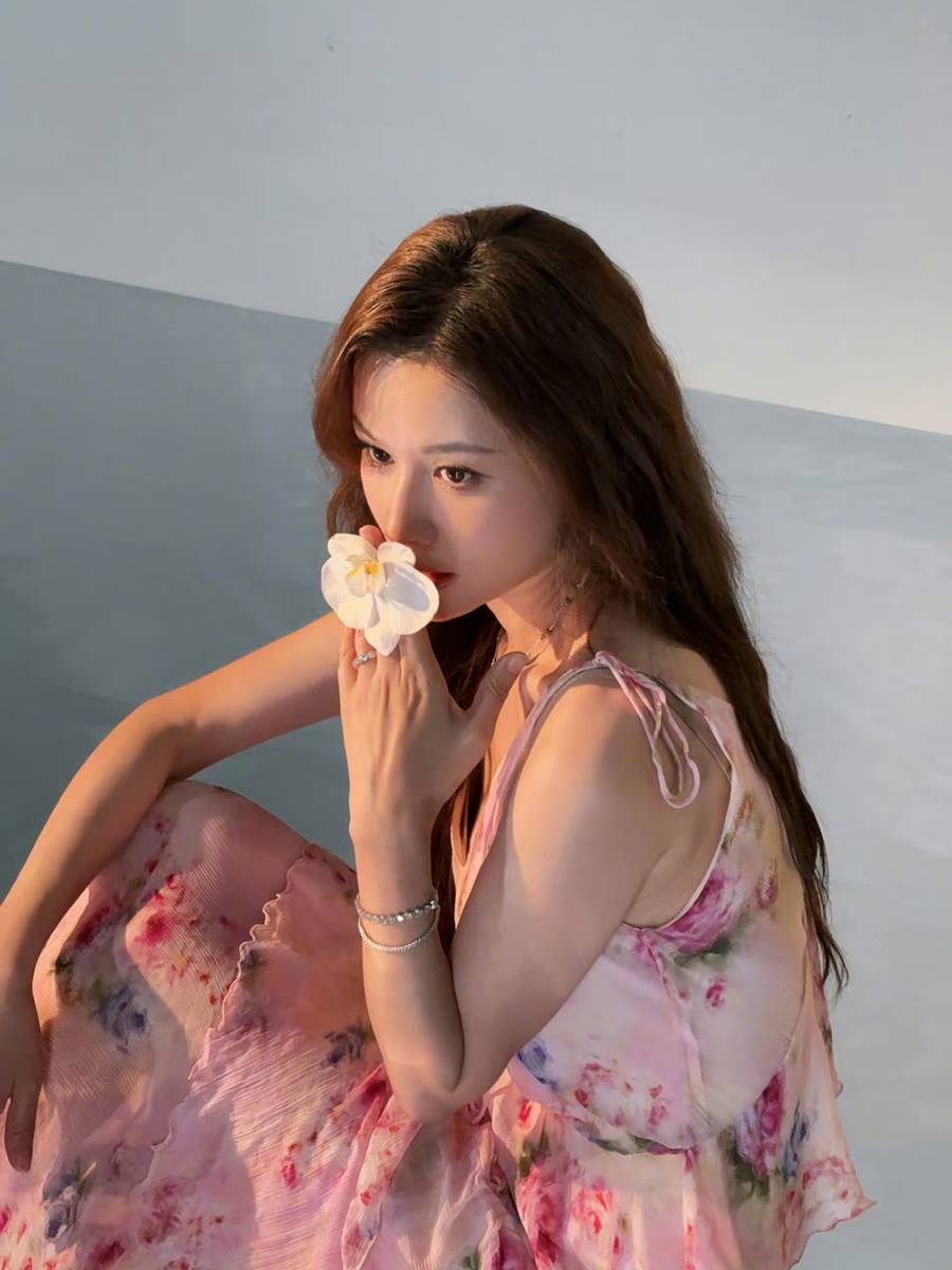 叶一茜穿粉色碎花吊带长裙 柔婉慵懒氛围感十足