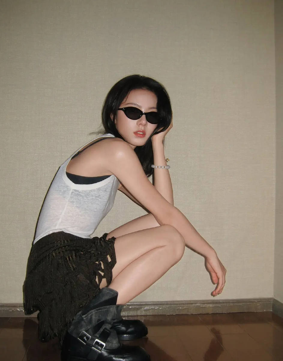 赵今麦穿黑色吊带搭配墨镜 又甜又辣化身酷飒女孩