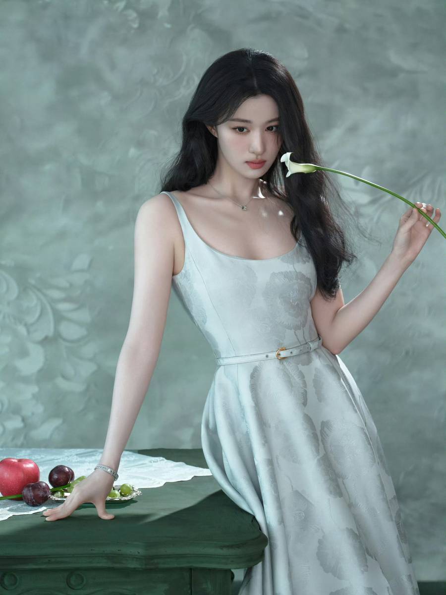 王楚然穿浅灰提花吊带长裙 卷发造型温婉动人复古优雅