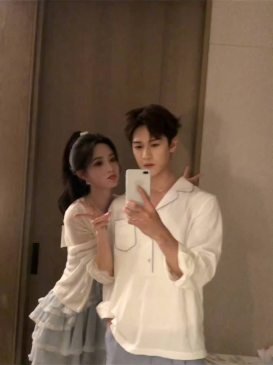 孟子义李昀锐居家情侣自拍 亲昵甜蜜氛围感十足