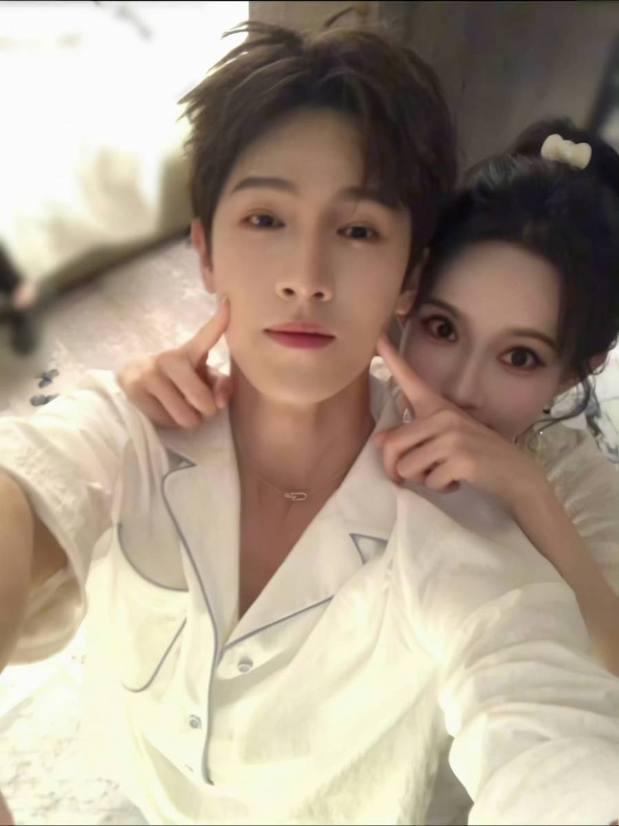 孟子义李昀锐居家情侣自拍 亲昵甜蜜氛围感十足