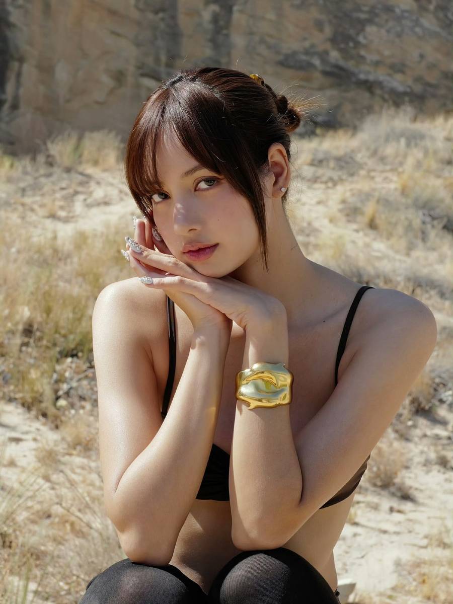 Lisa最新度假写真曝光 穿比基尼秀身材热辣性感