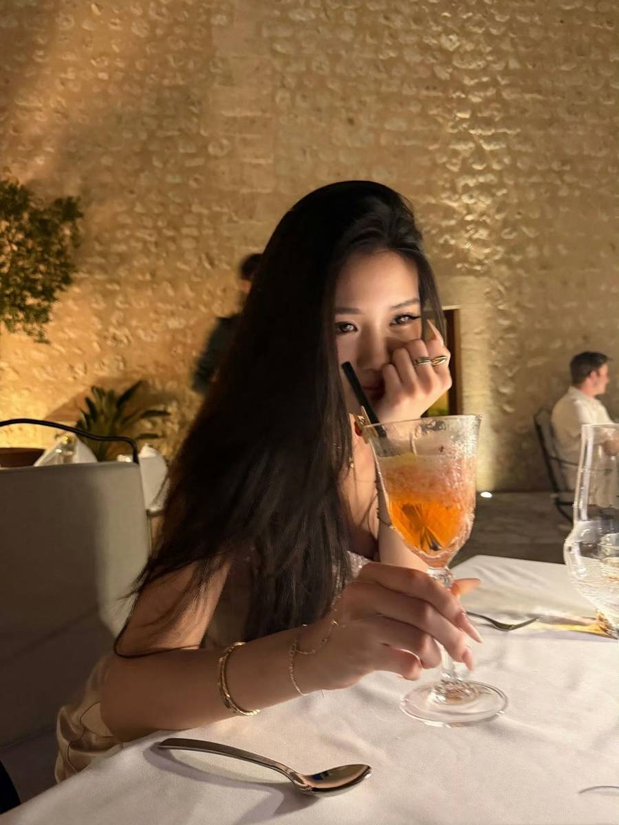 汪峰女儿小苹果晒度假照 身形高挑继承妈妈美貌