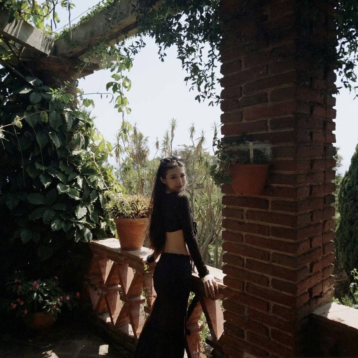 汪峰女儿小苹果晒度假照 身形高挑继承妈妈美貌