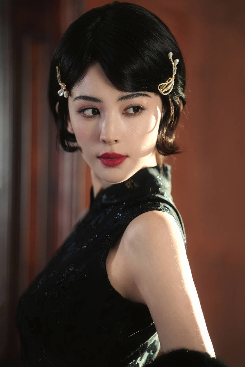 娜扎穿暗纹旗袍美艳动人 宛若旧胶片里的民国名伶