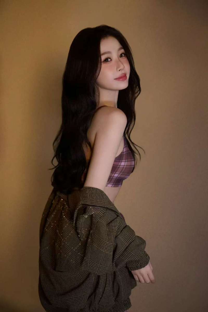 虞书欣穿美拉德色系格纹套装 明艳复古辣妹感十足