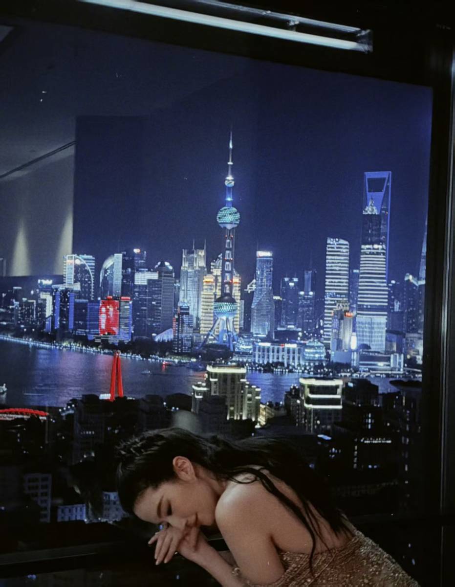 刘亦菲穿露肩长裙 微醺举杯慵懒贵气氛围感拉满