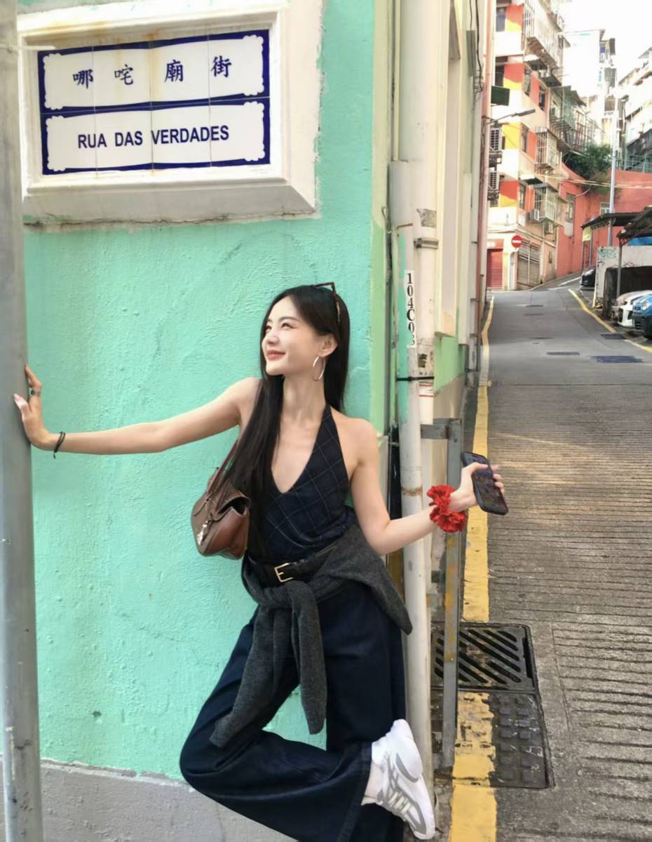 李一桐晒澳门街头随拍 格纹挂脖穿搭随性松弛清新动人