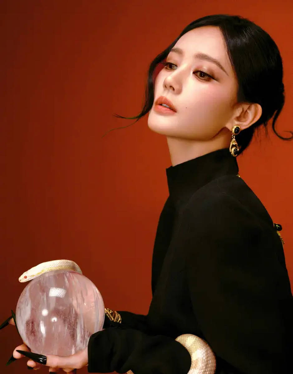 李一桐脖子缠白蛇拍照 压迫美感扑面而来