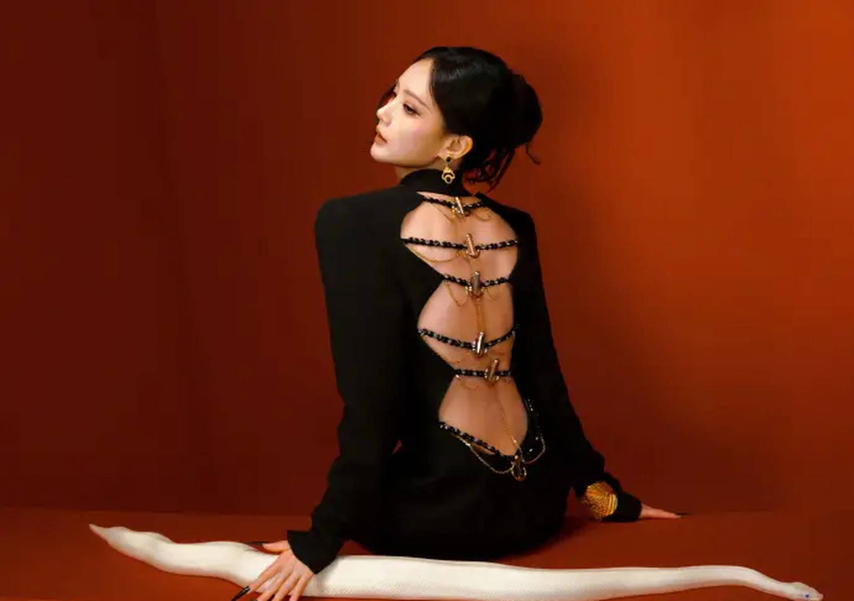 李一桐脖子缠白蛇拍照 压迫美感扑面而来