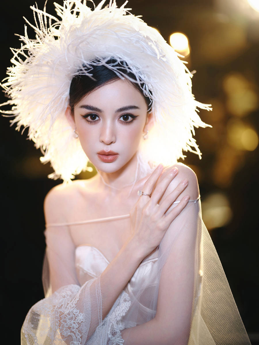 娜扎戴羽毛头饰宛若蟾光神女 穿蕾丝礼裙性感灵动