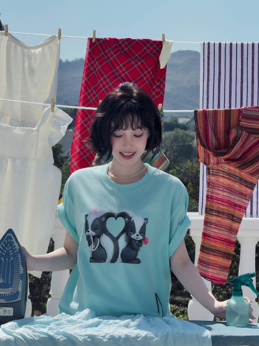 宋雨琦穿绿色小狗背心 嘟嘴卖萌俏皮少女感十足