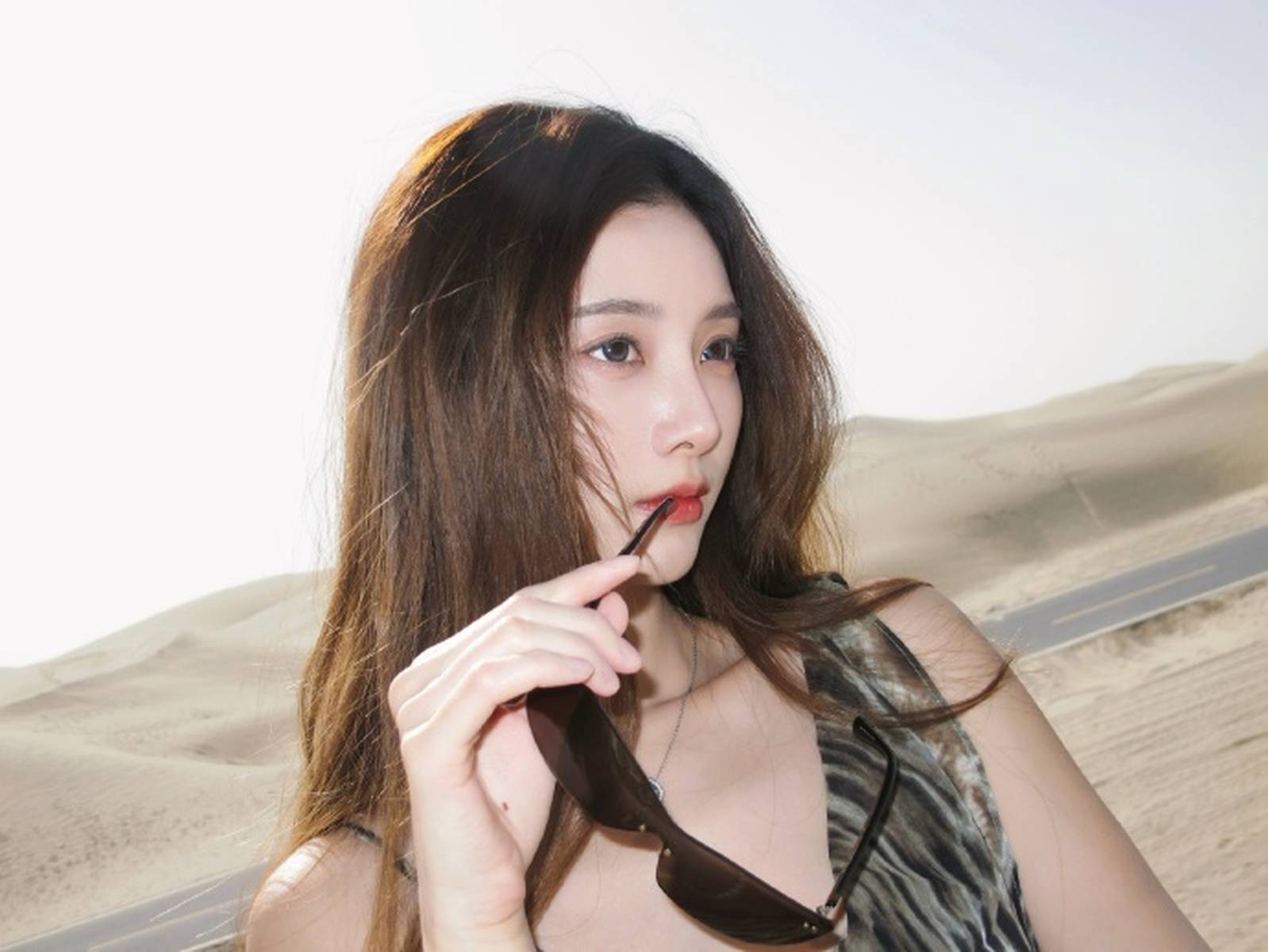 徐艺洋戴墨镜解锁沙漠大片 穿豹纹吊带明媚又复古