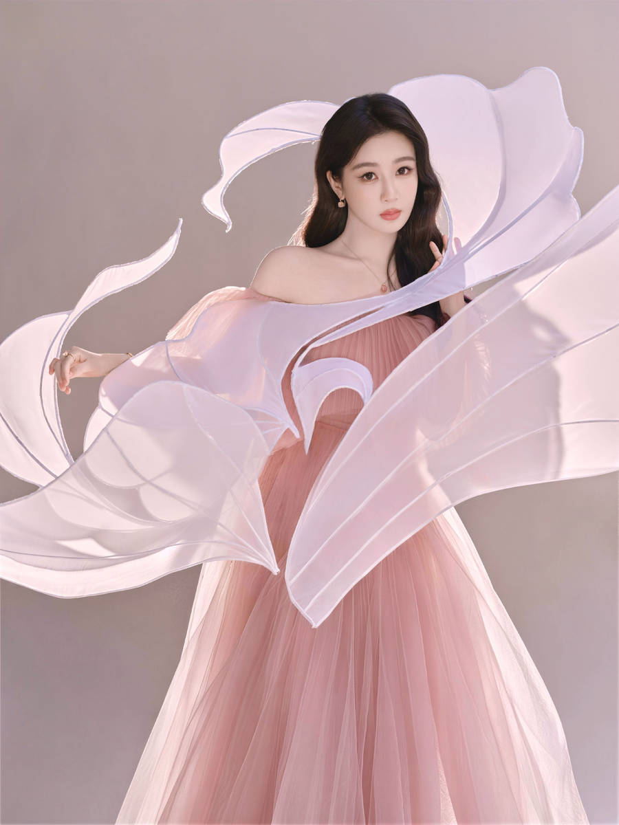 杨紫穿粉抹胸纱裙温柔甜美 宛若梦幻花仙子好养眼