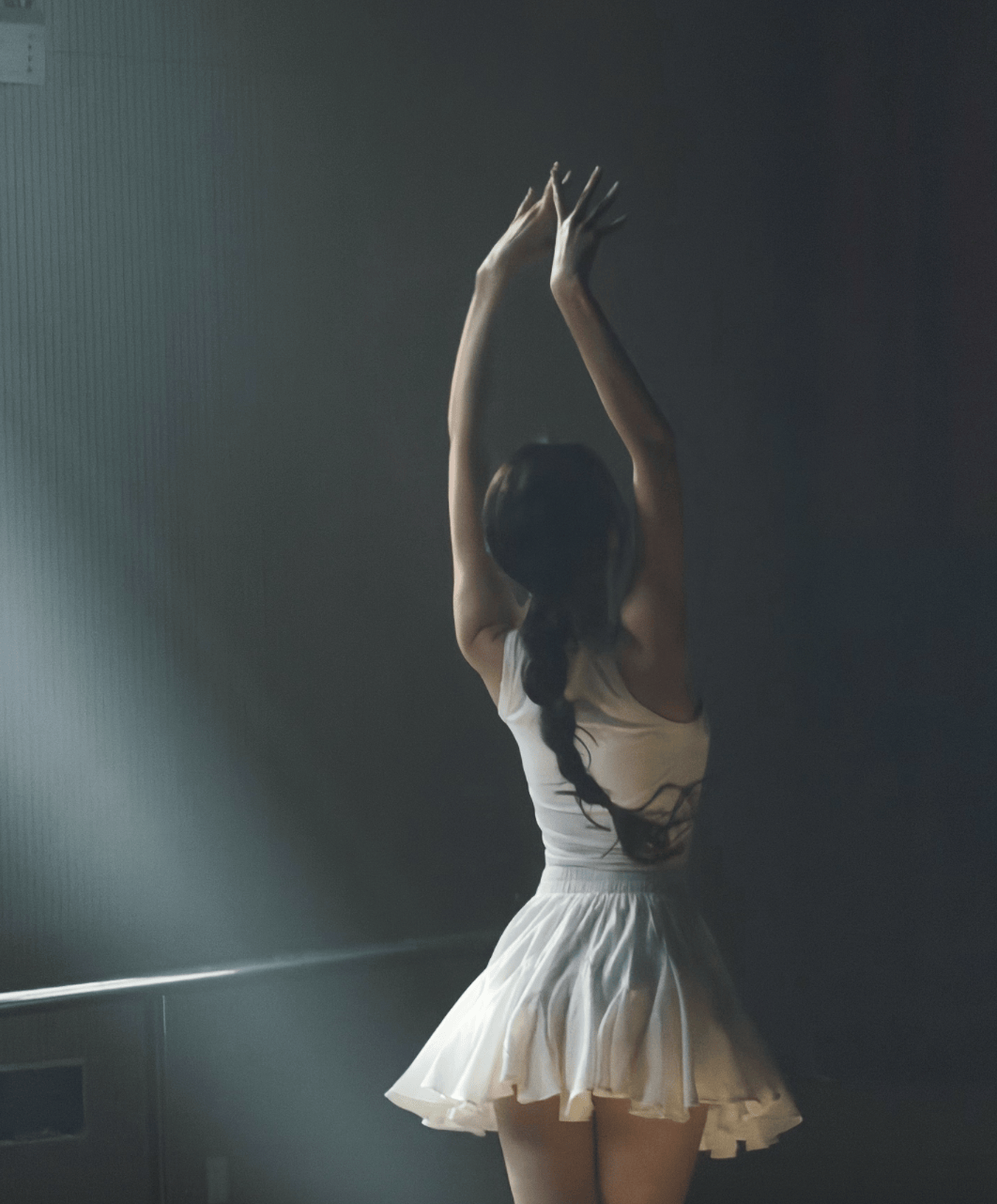 王玉雯白裙展现灵动舞姿 雏菊点缀温暖氛围