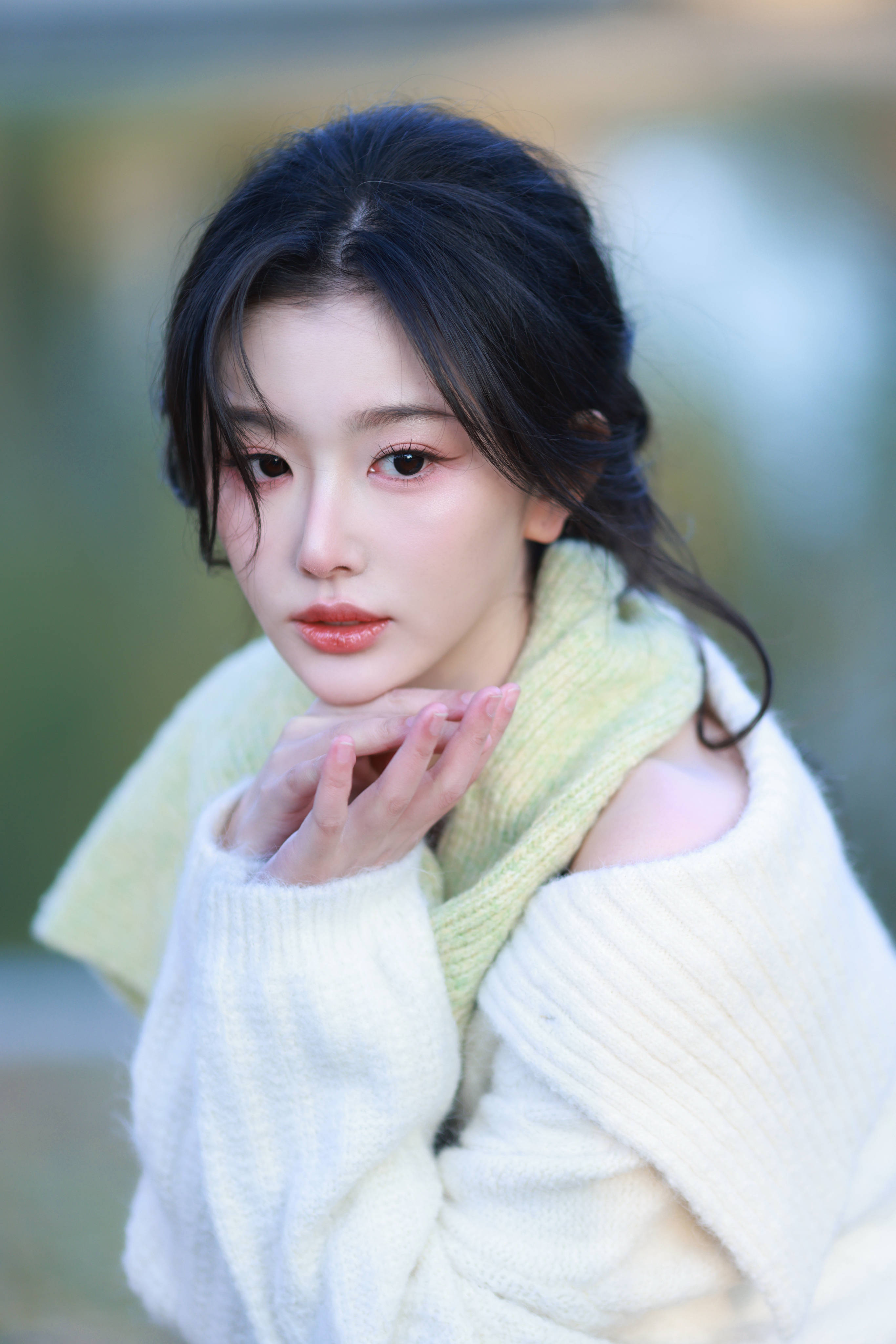 孔雪儿穿白毛衣目光爽脆忧郁 小秀香肩幻灭感满满