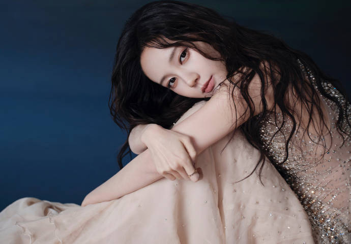 李一桐穿肉色薄纱裙点缀钻石 微微歪头宗旨勾东说念主