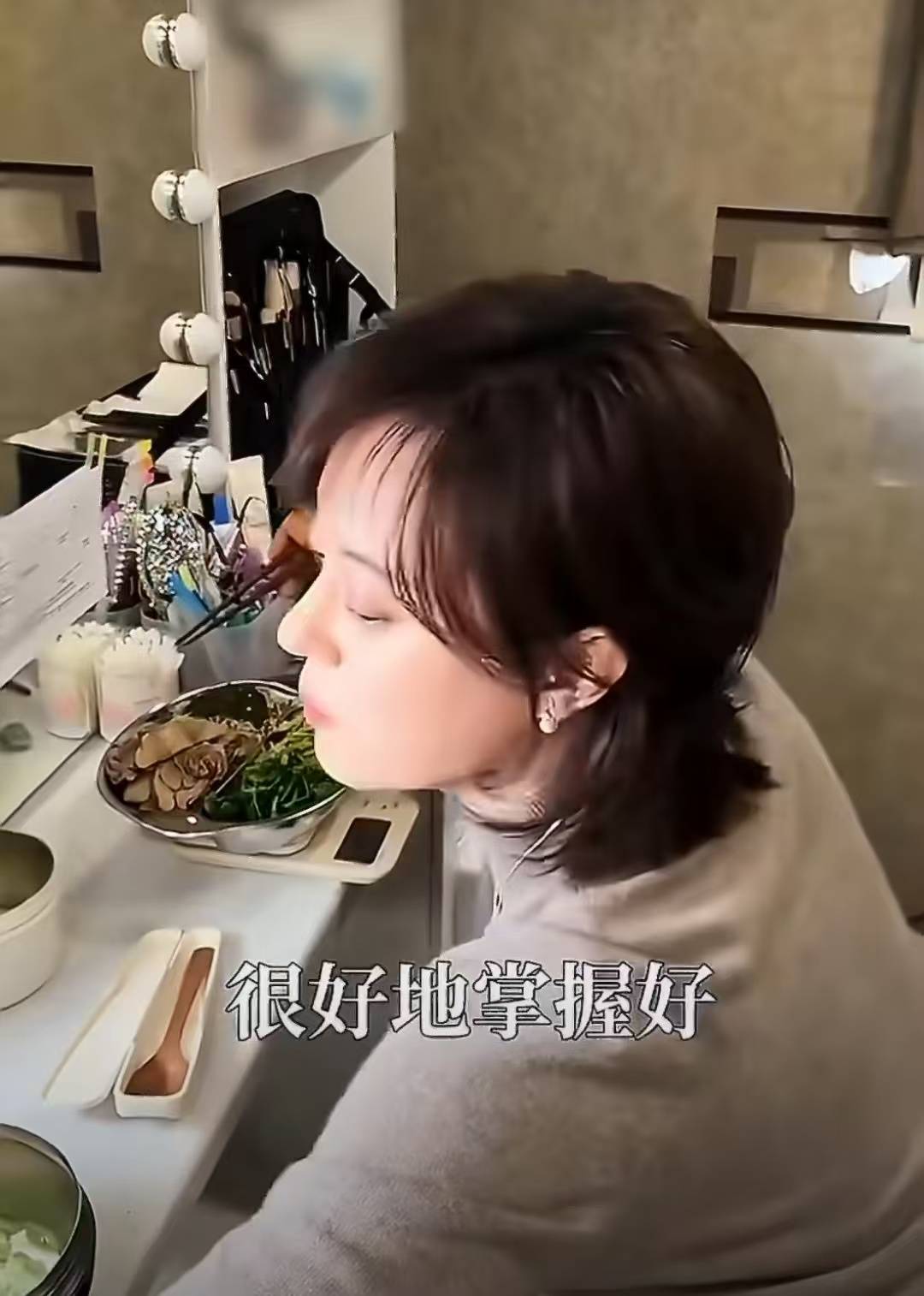 孙俪片场吃减脂餐超自律 餐食克数控制分毫不差