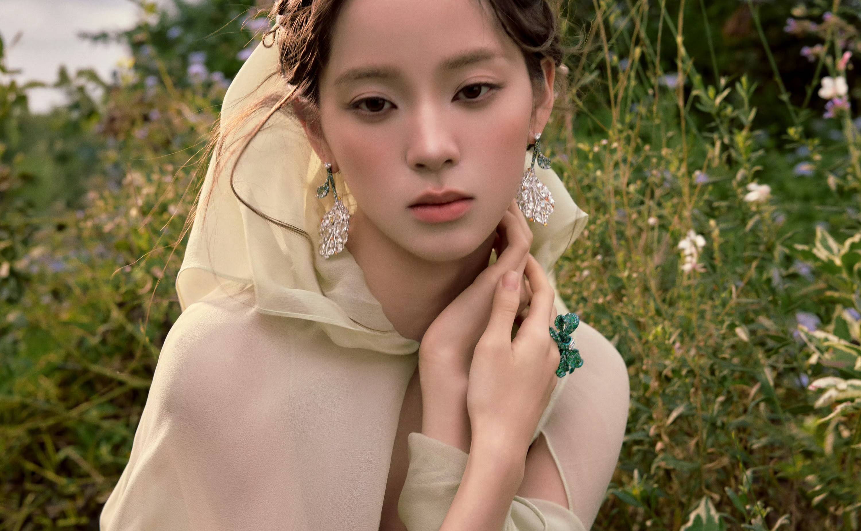 欧阳娜娜穿绿裙化身花仙子 手持花束奔跑灵动自由