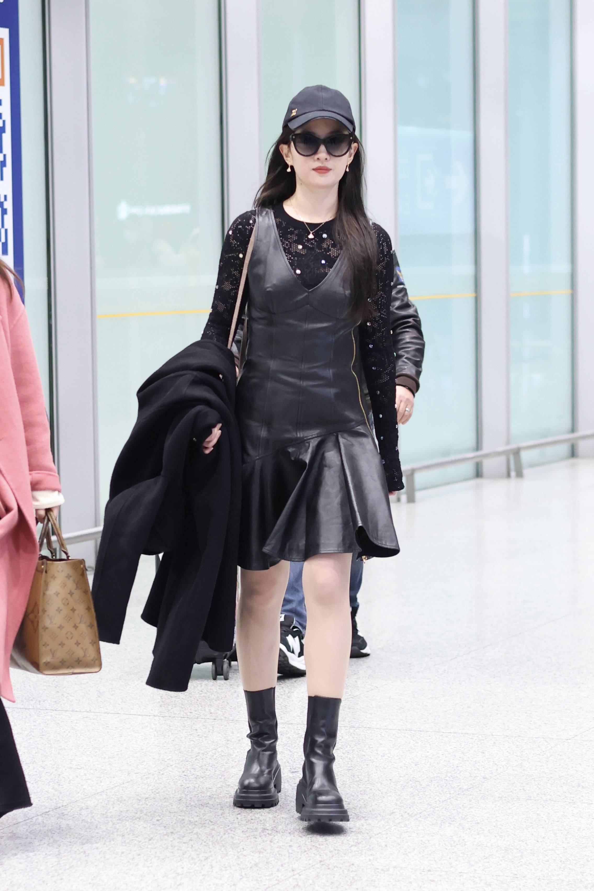 刘亦菲黑色蕾丝搭配皮裙酷飒有型中带着可爱俏皮