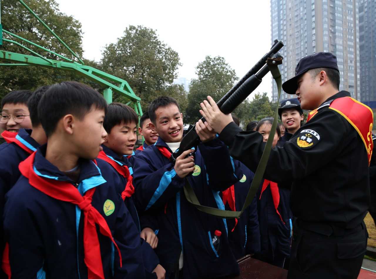 參觀了警用武器,防暴服,防暴釵,警盾,警棍等警務器械