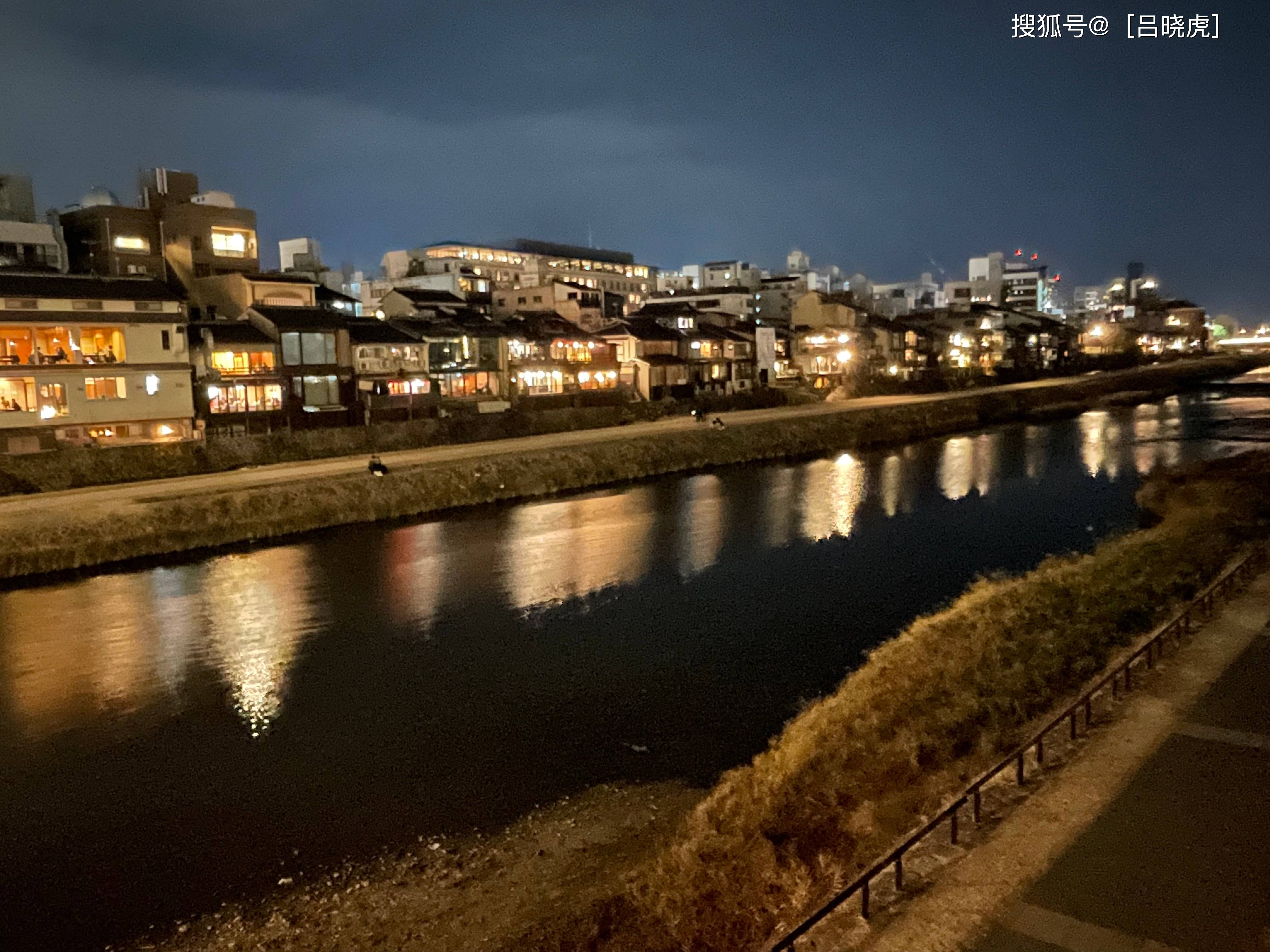 日本国家旅游局 供图在清水寺巧夺天工的木制舞台上细