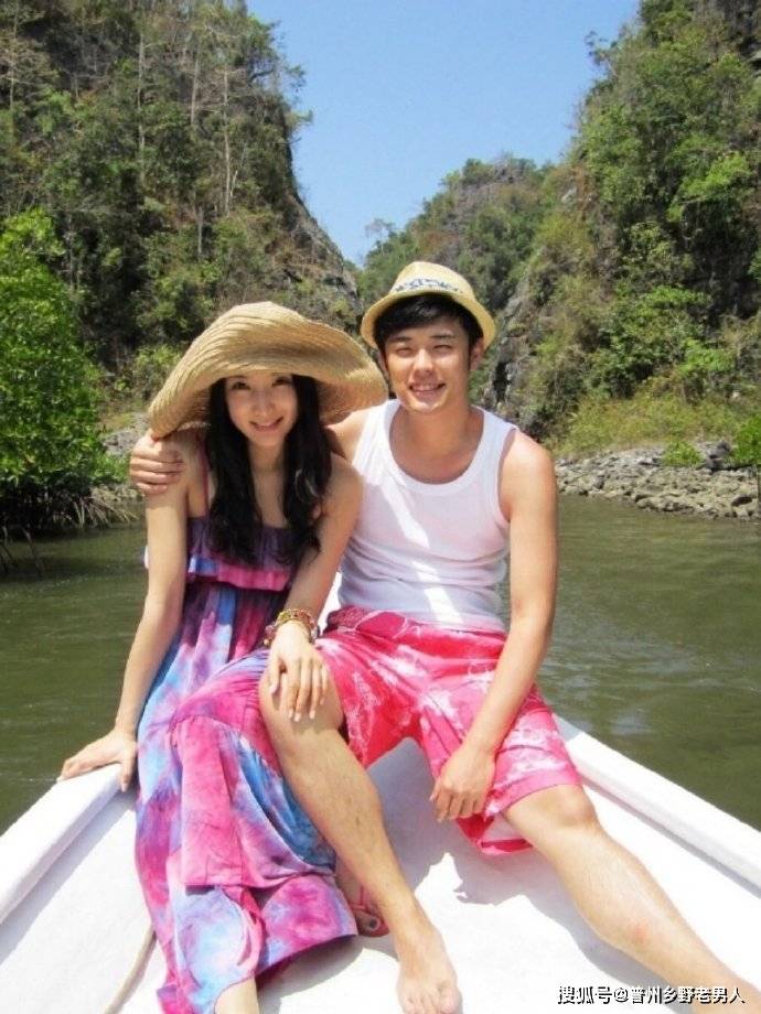 陈赫张子萱带俩女儿逛游乐场_一家_网友_外界