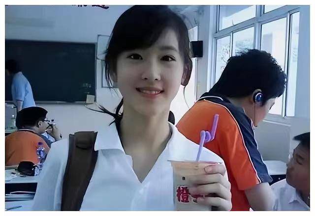 并且有了"奶茶妹妹"这一称号,2011年奶茶妹妹就读清华大学,2014年