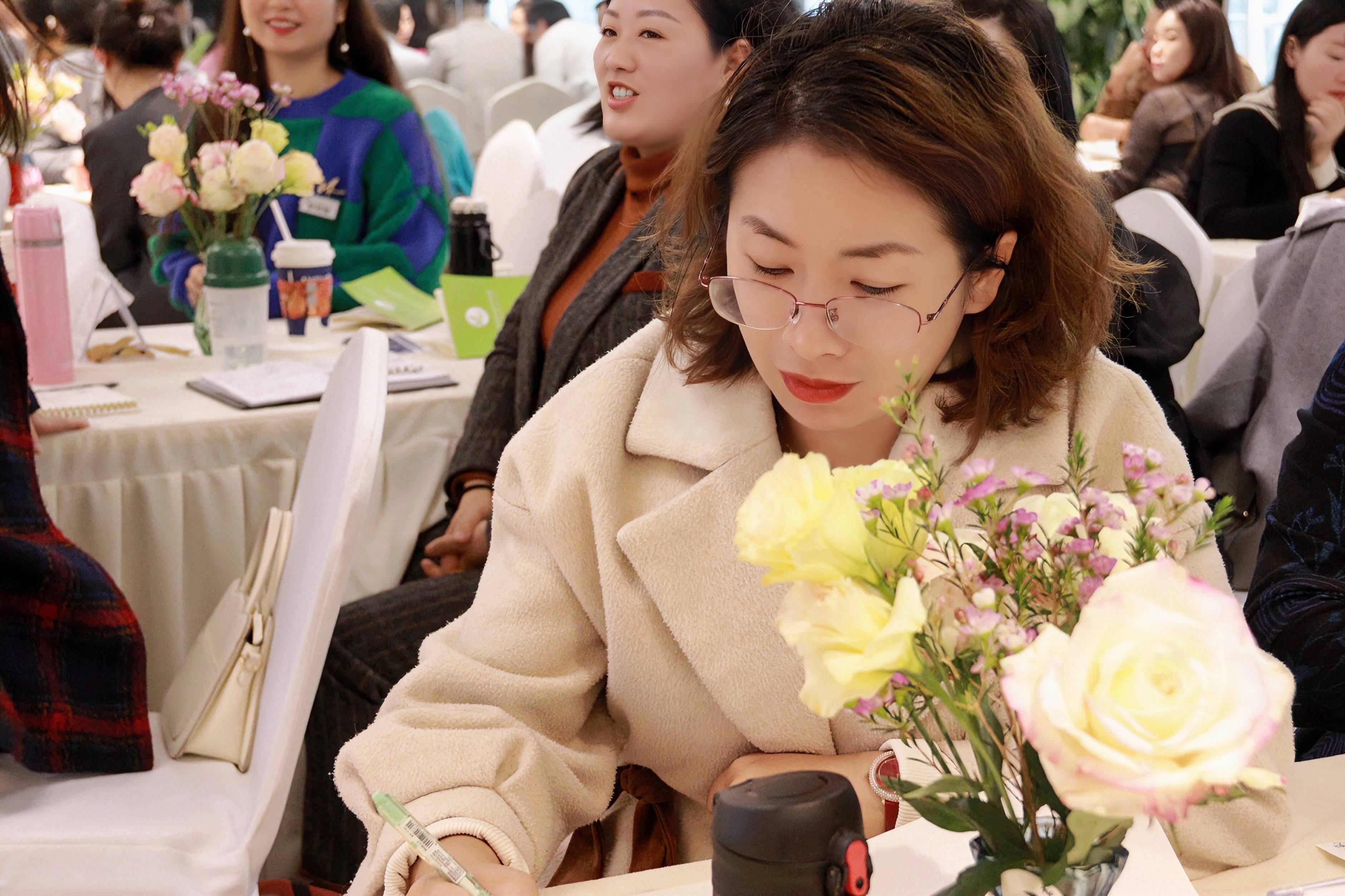 易理心学院创始人李侑恩与胡贝儿集团总裁胡志刚郑重地颁发了"国家级