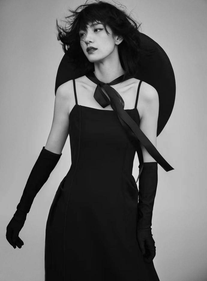 李晓峰主持亮相 冬日寒风难掩治愈笑容