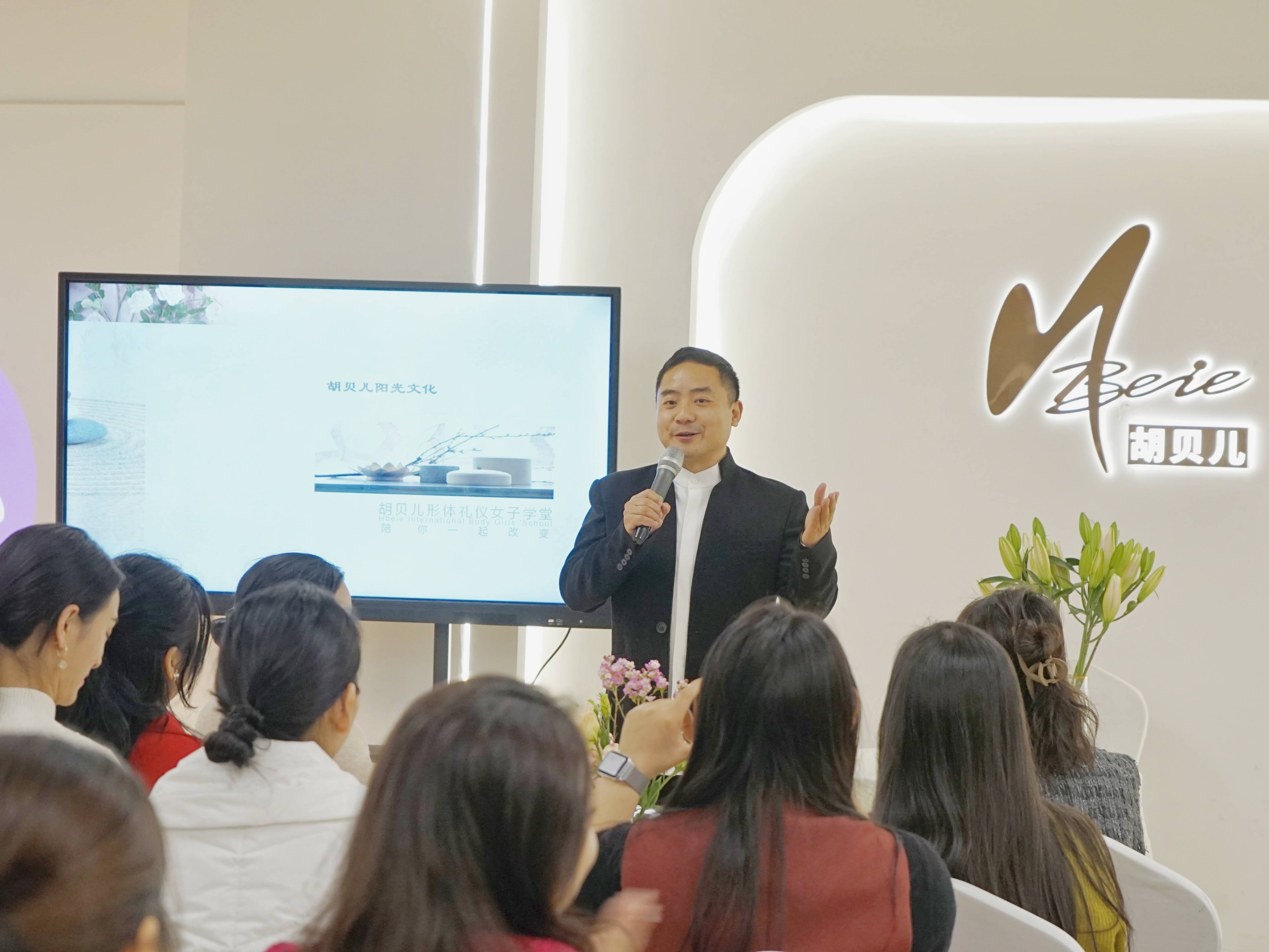 胡贝儿阳光文化创始人陈立恒也表示:"我们希望通过这样的活动,让更多