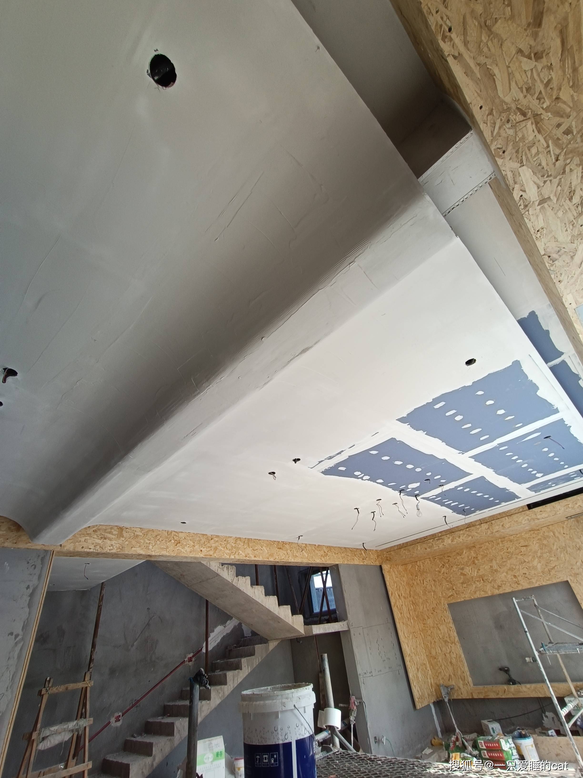 卧室有梁不知道怎么吊顶的,来看看包梁圆弧_处理_视觉_问题