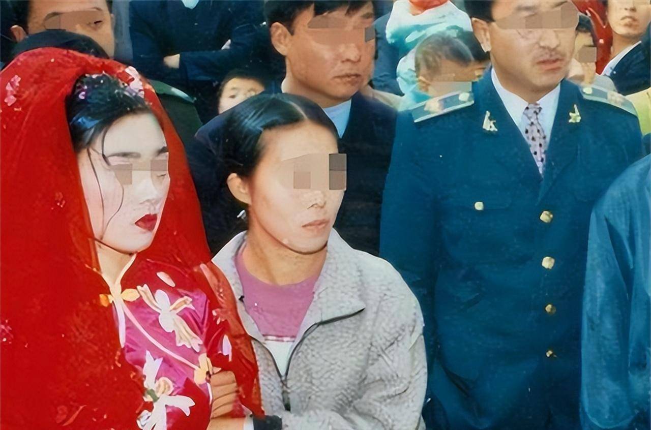 1999年男子工地身亡,警方調查時妻子消失,21年後現身