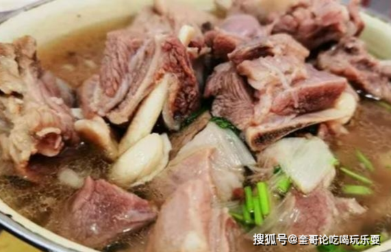 燉羊腿肉是一道美味佳餚,想要燉得好吃又爛,需要掌握一些技巧_加入