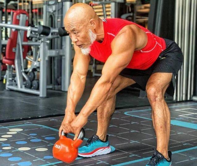 四川"三高"大爷健身25年,能一口气做80个俯卧撑,腿举360斤杠铃_徐智林