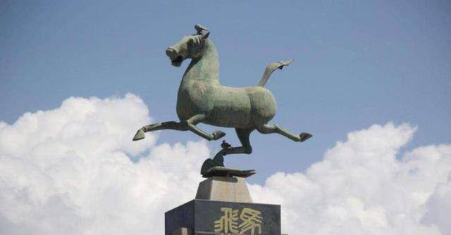 而马踏飞燕本身的寓意也是表达着如蛟龙出海的霸气