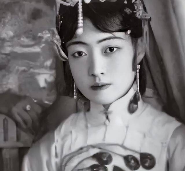 婉容临终前受到一位小伙照顾,为她买棺安葬,唯一遗物象牙烟枪_溥仪