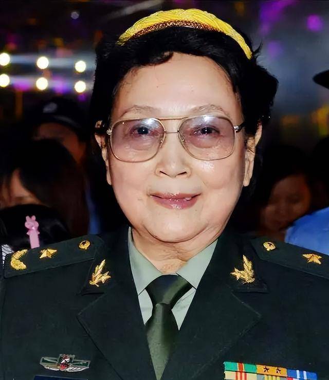 王晓棠:上世纪红极一时的女演员,曾被授少将,如今88岁风采不减_黄宗英