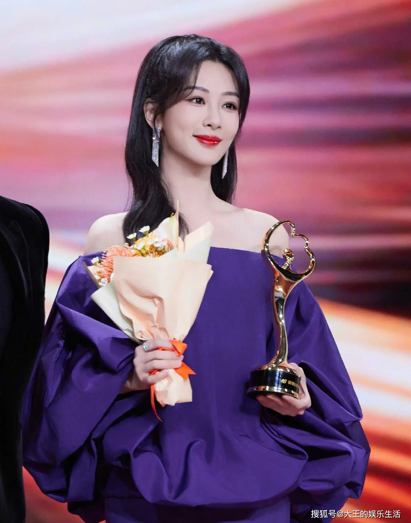 杨紫爸妈去了微博之夜,在台下看着女儿领奖,一家人颜值都好高_父母