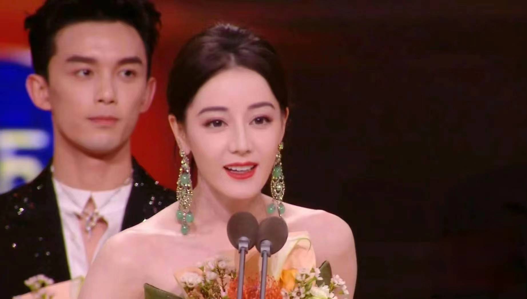 迪丽热巴吴磊微博之夜同框:cp粉直呼过年了!_人们_活动_合作