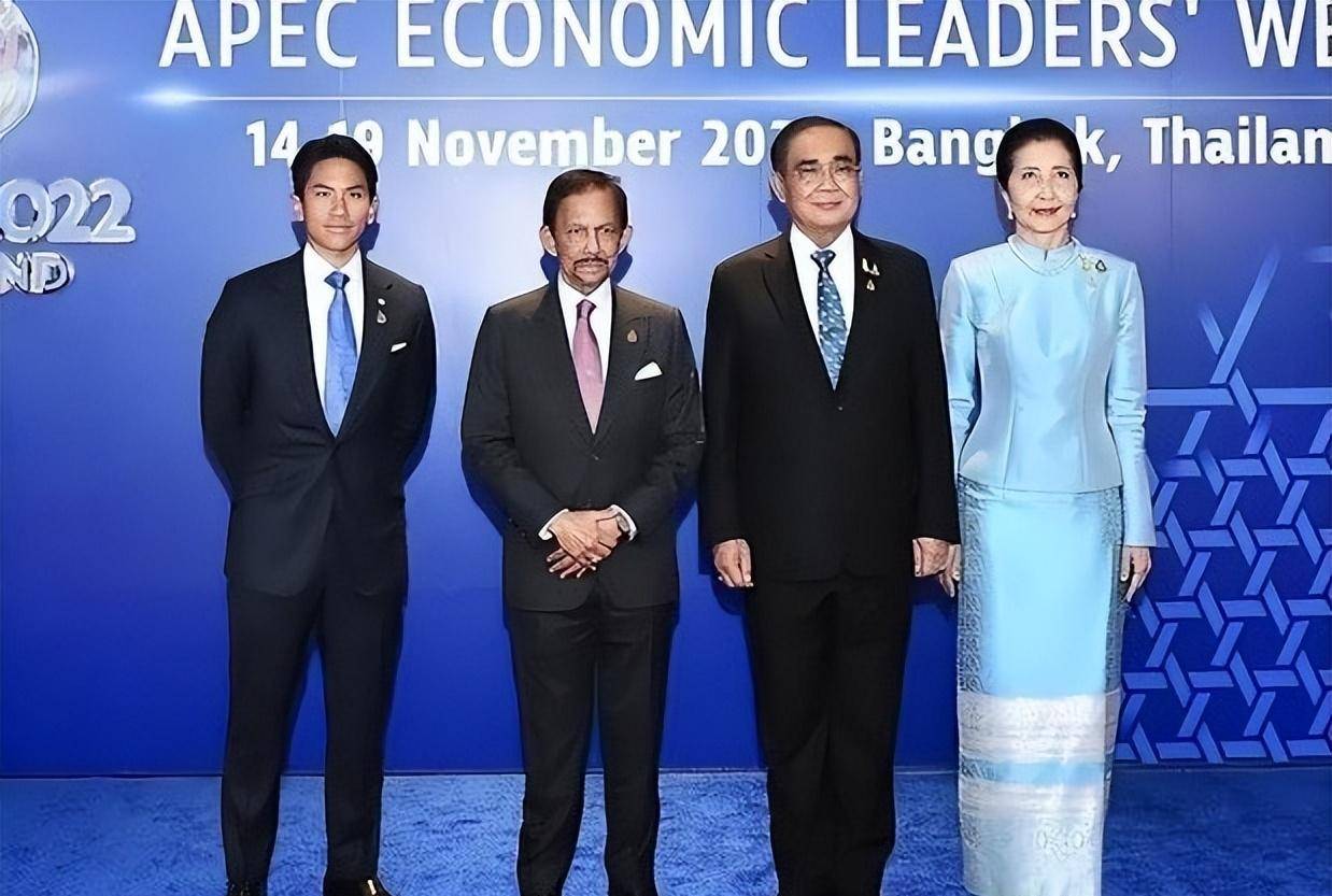 泰国第一夫人: 68岁气质高雅,把传统泰服穿出韵味,曾是大学教授_娜拉