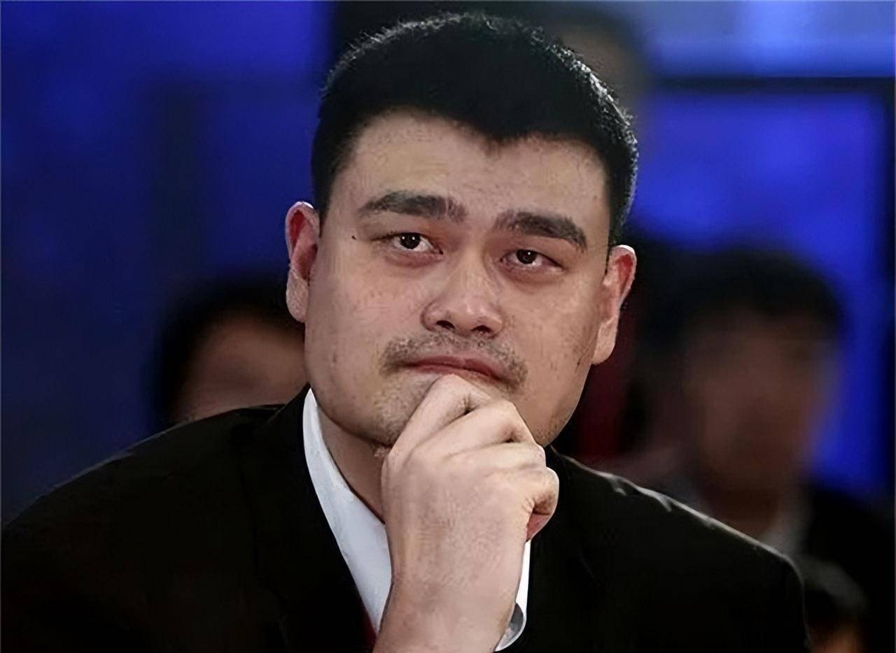 姚明与妻子叶莉近况:42岁叶莉韵味十足,13岁女儿身高到姚明胸口_训练