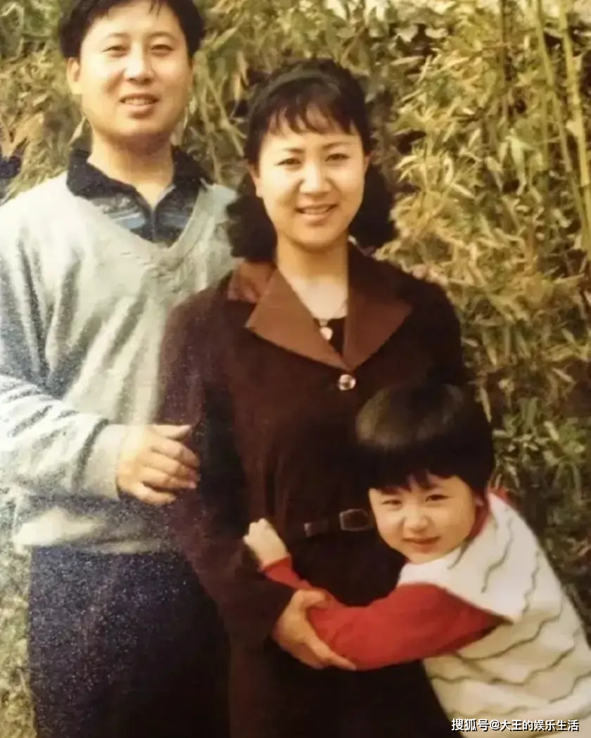 杨紫爸妈去了微博之夜,在台下看着女儿领奖,一家人颜值都好高_父母
